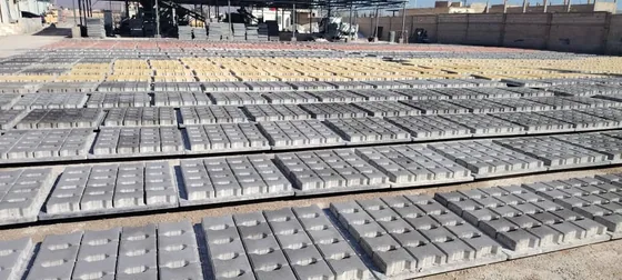 صفوف الإنترلوك في ساحة الإنتاج