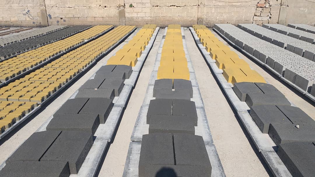 Concrete kerbstones arranged in production rows